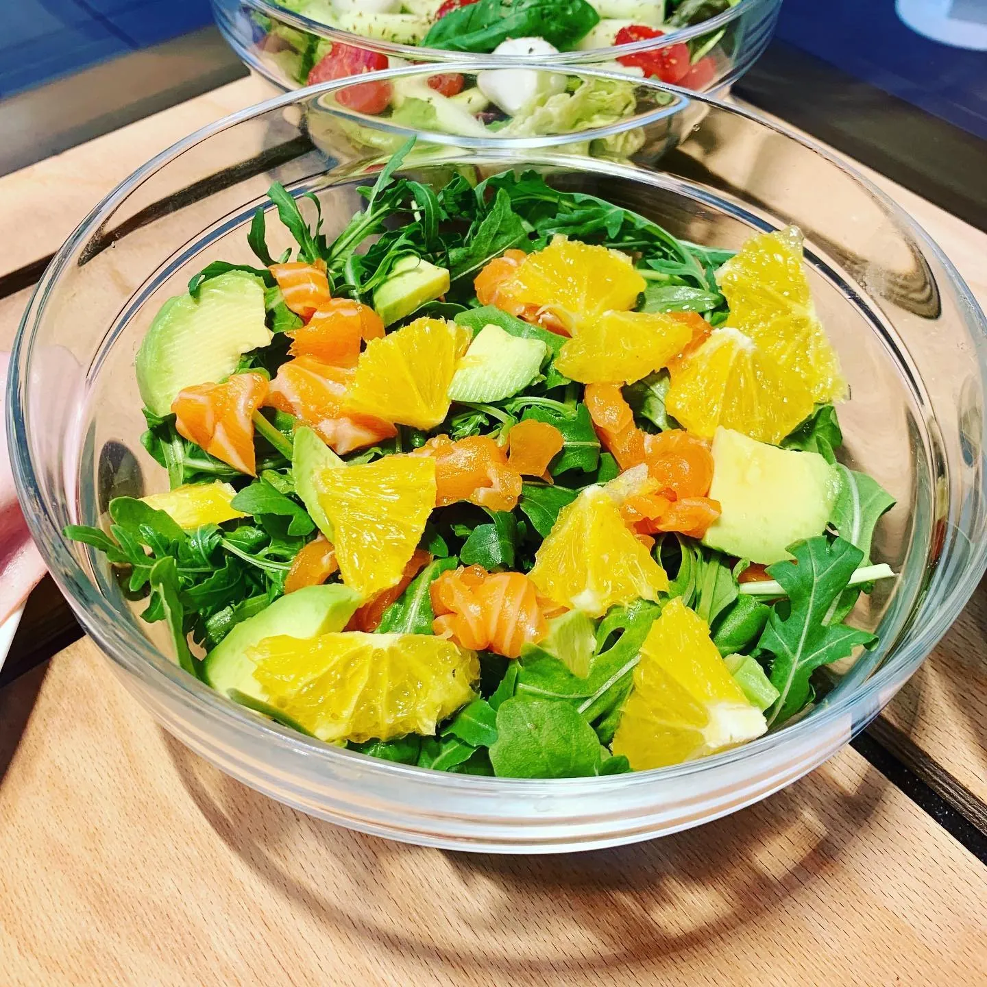 Insalata con salmone, arancia, avocado e rucola