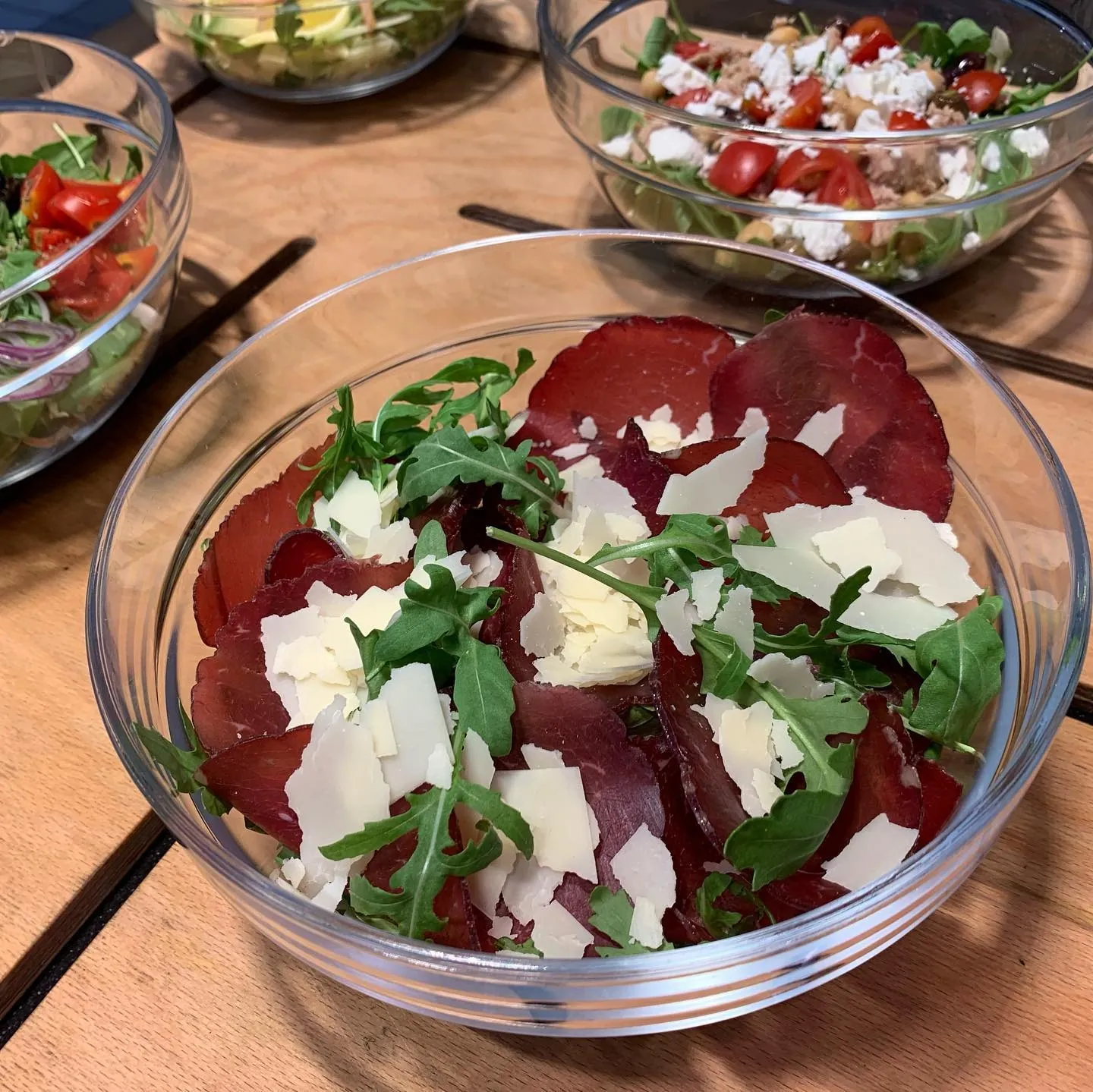 Insalatone fresche in bowl con bresaola, grana e verdure