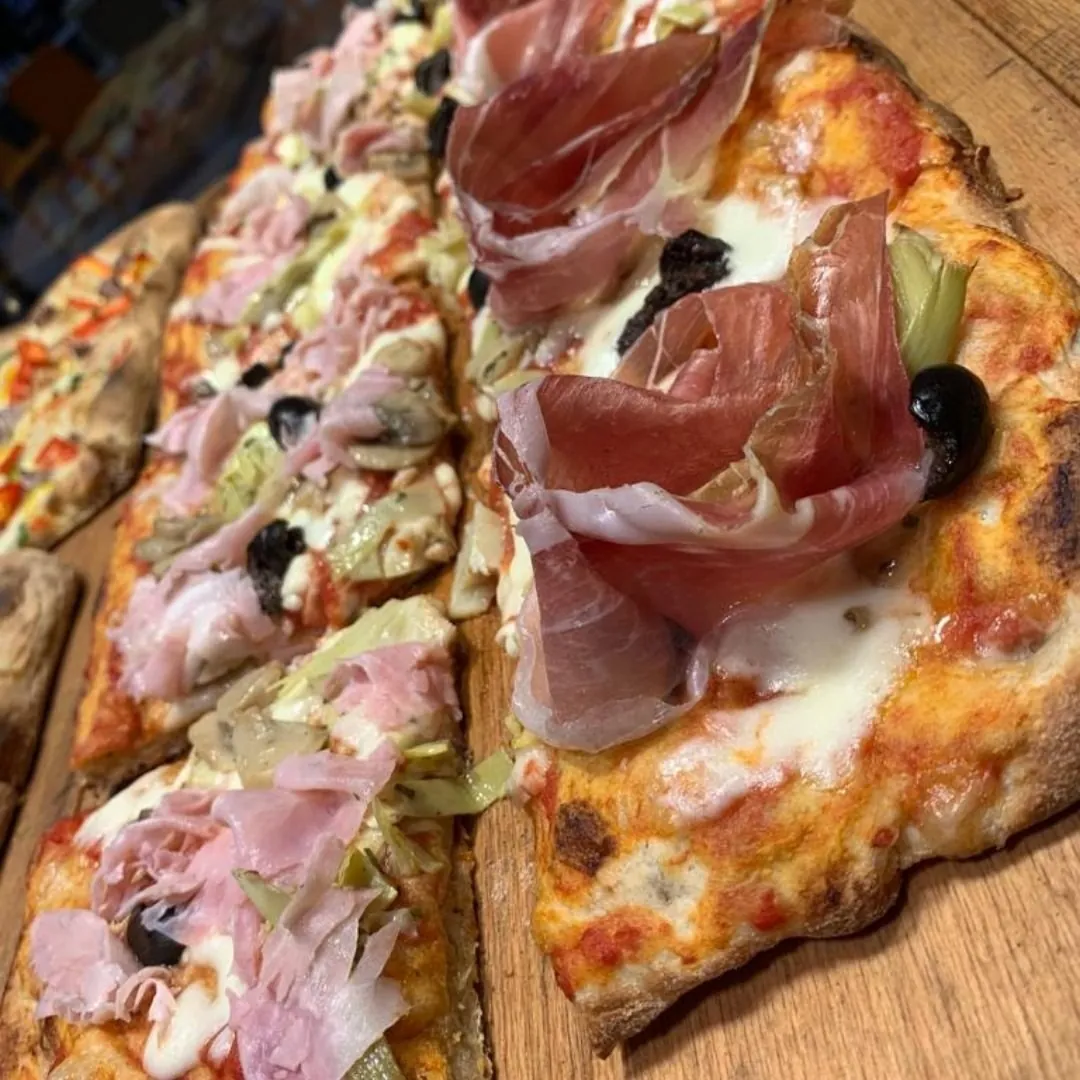 Vassoio di pizza al taglio del forno Menchetti con prosciutto crudo e verdure